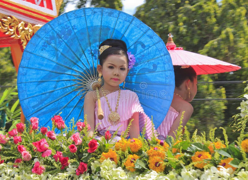 Fille avec la robe thaïe photo libre de droits Fille avec la robe thaïe photo libre de droits