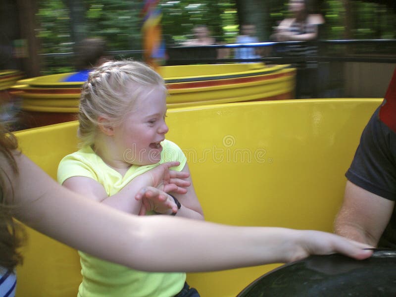 Fille avec la trisomie 21 ayant l'amusement image stock Fille avec la trisomie 21 ayant l'amusement image stock