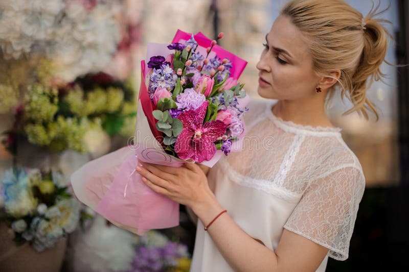 Fille avec le bouquet mignon même en papier rose photographie stock Fille avec le bouquet mignon même en papier rose photographie stock