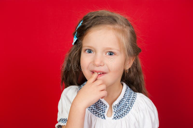 Fille avec le doigt dans la bouche image stock Fille avec le doigt dans la bouche image stock