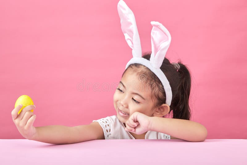 fille avec le jour de Pâques d'oreilles de lapin image stock fille avec le jour de Pâques d'oreilles de lapin image stock