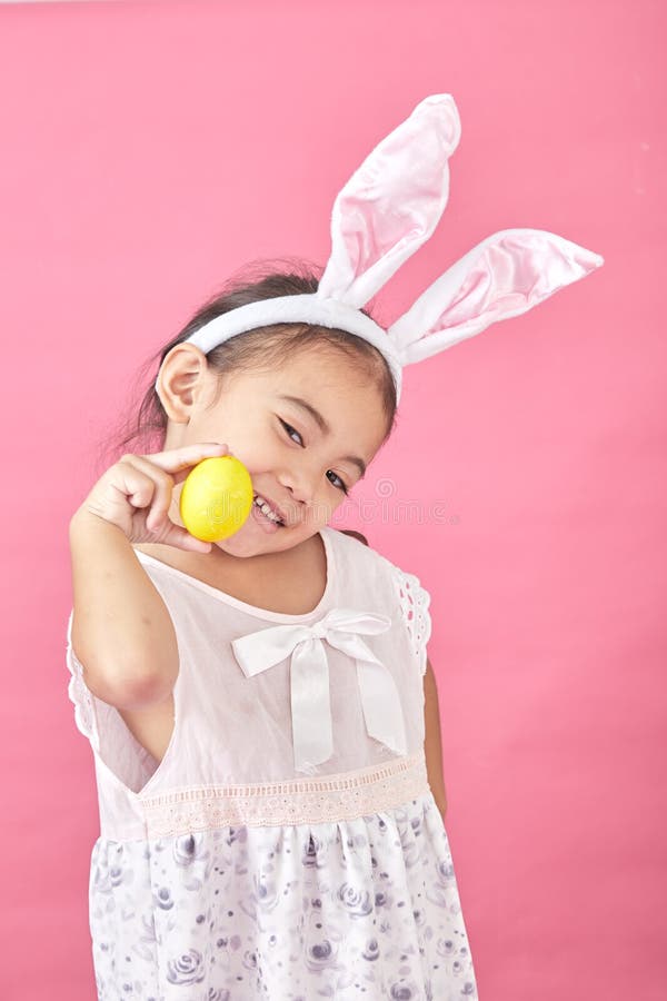 fille avec le jour de Pâques d'oreilles de lapin photo stock fille avec le jour de Pâques d'oreilles de lapin photo stock
