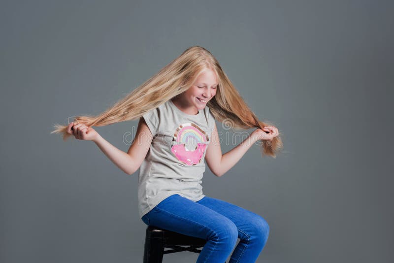 Fille Avec Le Long Cheveu Le Concept Coupe De Cheveux Photo Stock Image Du Cheveu Soin 121562726