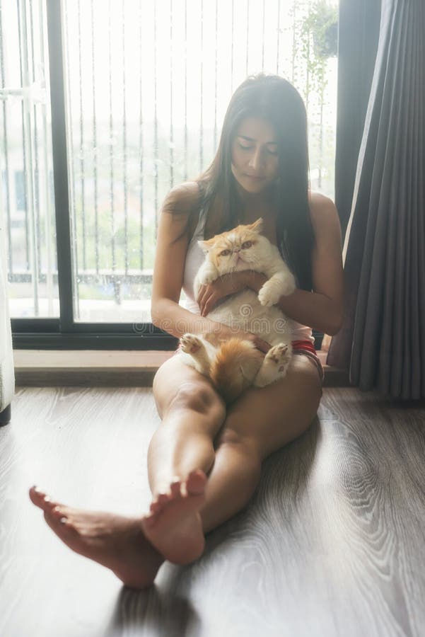 fille avec le sommeil de chat près de la fenêtre images libres de droits fille avec le sommeil de chat près de la fenêtre images libres de droits