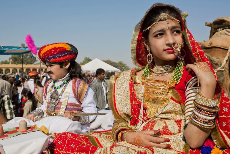La Fille Indienne Portant La Robe Traditionnelle De Rajasthani Participent Au Festival De Désert