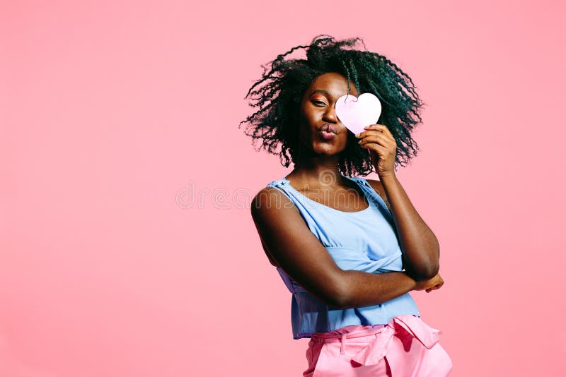 Baise une fille aux cheveux bouclés noirs Baise une fille aux cheveux bouclés noirs