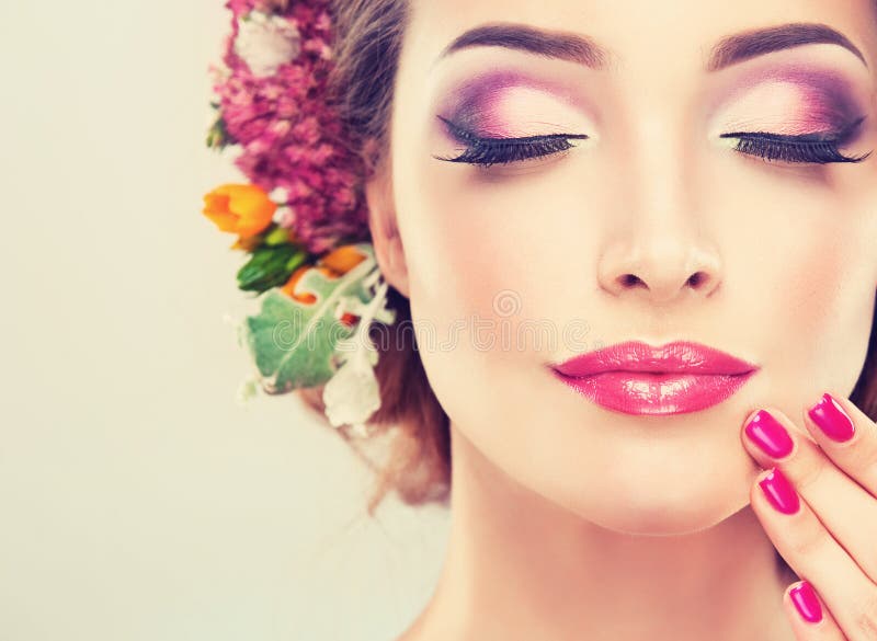 Fille avec les fleurs sensibles dans les cheveux images stock Fille avec les fleurs sensibles dans les cheveux images stock