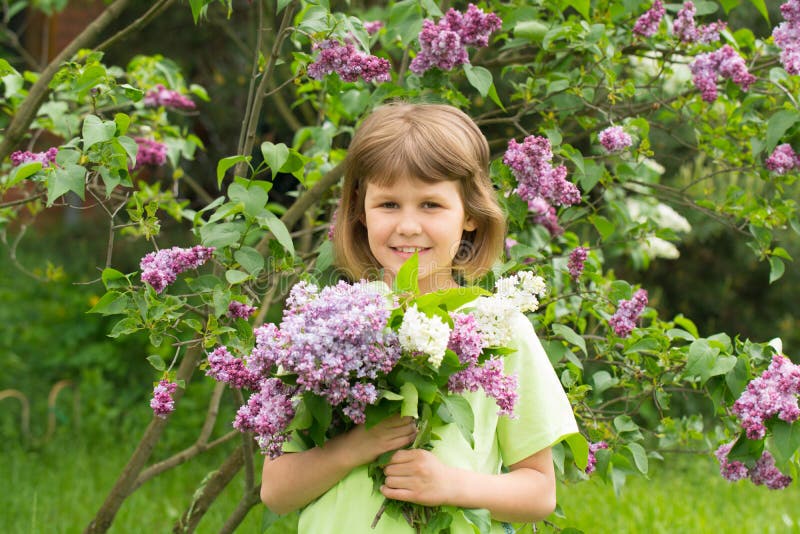 Fille avec un bouquet des lilas