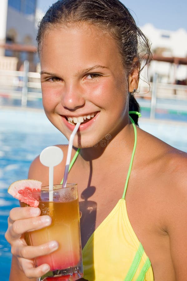 Fille avec un cocktail au regroupement photos stock Fille avec un cocktail au regroupement photos stock