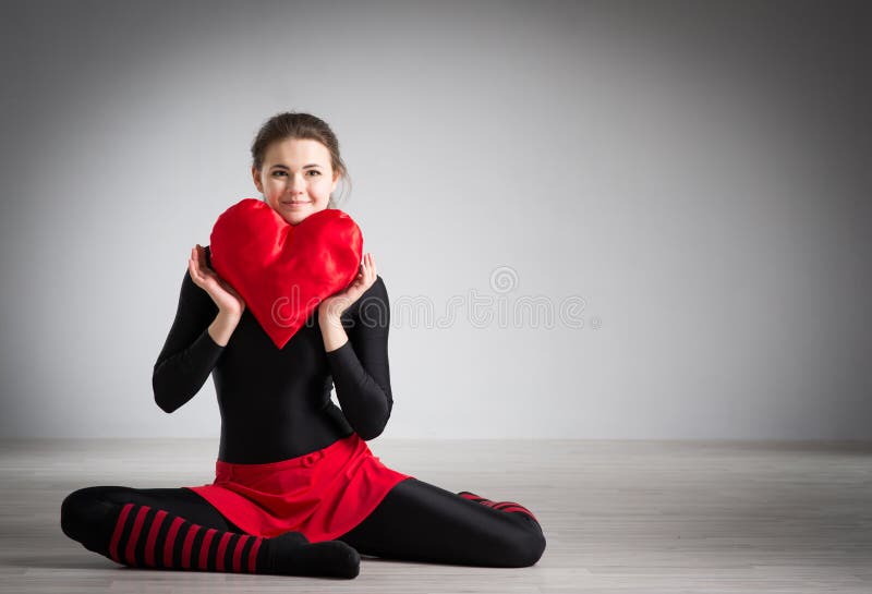 Fille avec un coeur dans des ses mains photos stock Fille avec un coeur dans des ses mains photos stock