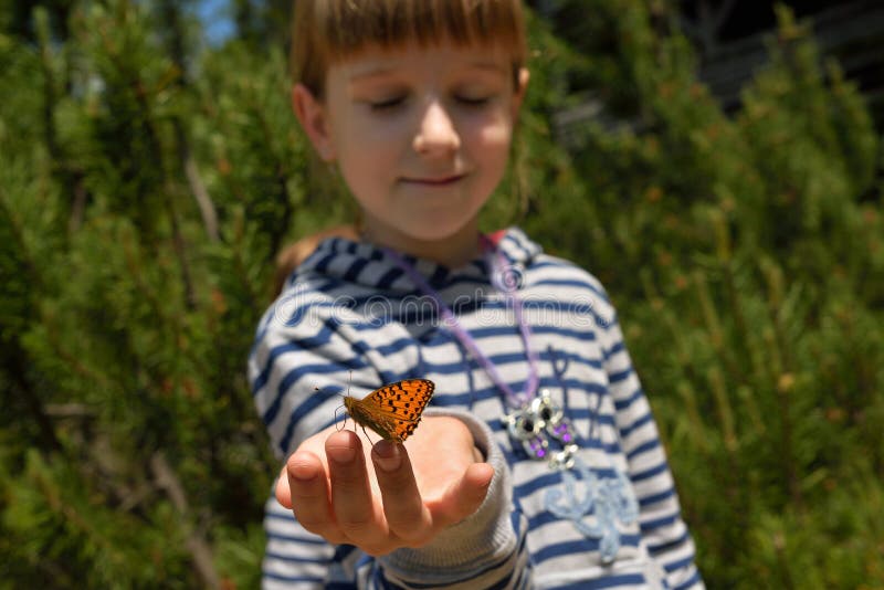 Fille avec un papillon photos libres de droits Fille avec un papillon photos libres de droits