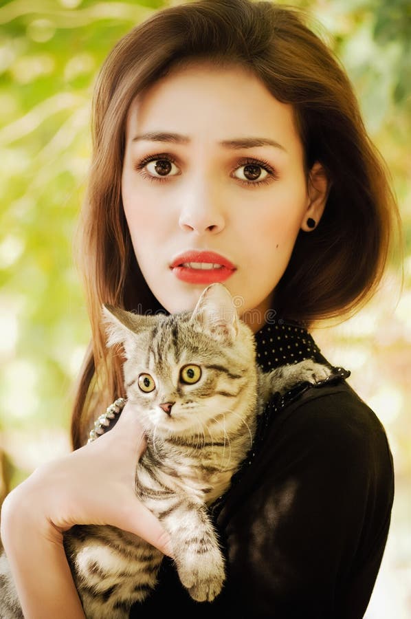 Fille avec un petit chat photos stock Fille avec un petit chat photos stock
