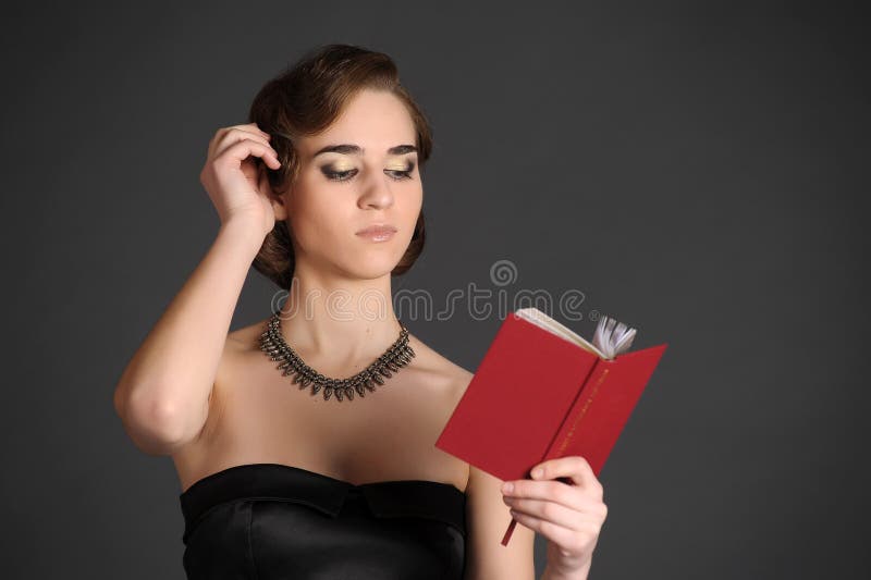 Fille avec un volume de poésie photographie stock libre de droits Fille avec un volume de poésie photographie stock libre de droits