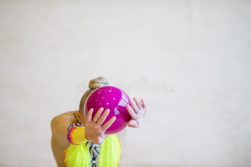 Fille avec une boule rose de gymnastique rythmique Flexibilité dans l'acroba photos stock Fille avec une boule rose de gymnastique rythmique Flexibilité dans l'acroba photos stock