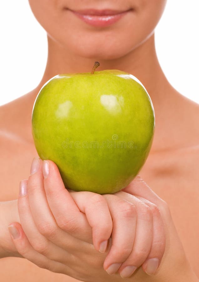Fille avec une pomme verte et juteuse photos stock