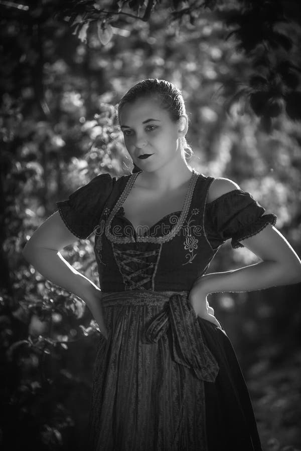 Fille bavaroise dans le costume photo stock Fille bavaroise dans le costume photo stock