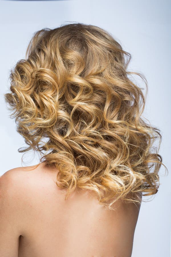 Fille blonde avec les cheveux pelucheux image stock Fille blonde avec les cheveux pelucheux image stock