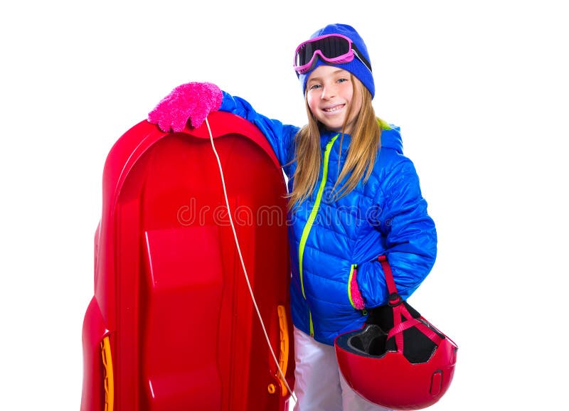 Fille blonde d'enfant avec le casque et les lunettes rouges d'équipement de neige de traîneau photo stock Fille blonde d'enfant avec le casque et les lunettes rouges d'équipement de neige de traîneau photo stock