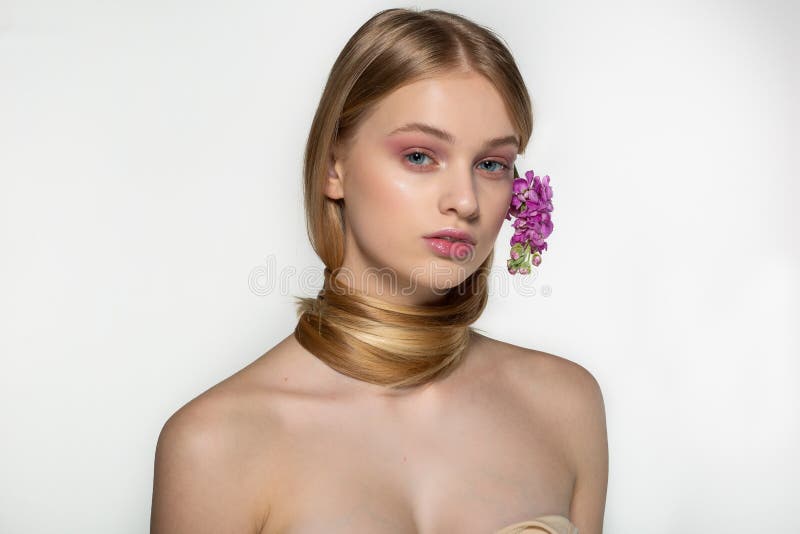 Fille blonde de bel adolescent avec les yeux bleus, la peau parfaite et les ?paules nues Son cou est envelopp? dans les cheveux, photographie stock Fille blonde de bel adolescent avec les yeux bleus, la peau parfaite et les ?paules nues Son cou est envelopp? dans les cheveux, photographie stock