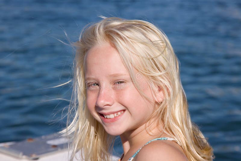 Fille blonde de sourire sur le bateau photos stock Fille blonde de sourire sur le bateau photos stock