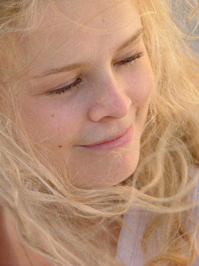 Jeune fille blonde rêveuse photo libre de droits