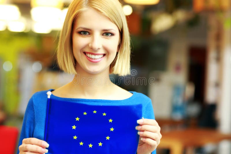 Fille blonde tenant le drapeau de l'union de l'Europe photos libres de droits Fille blonde tenant le drapeau de l'union de l'Europe photos libres de droits