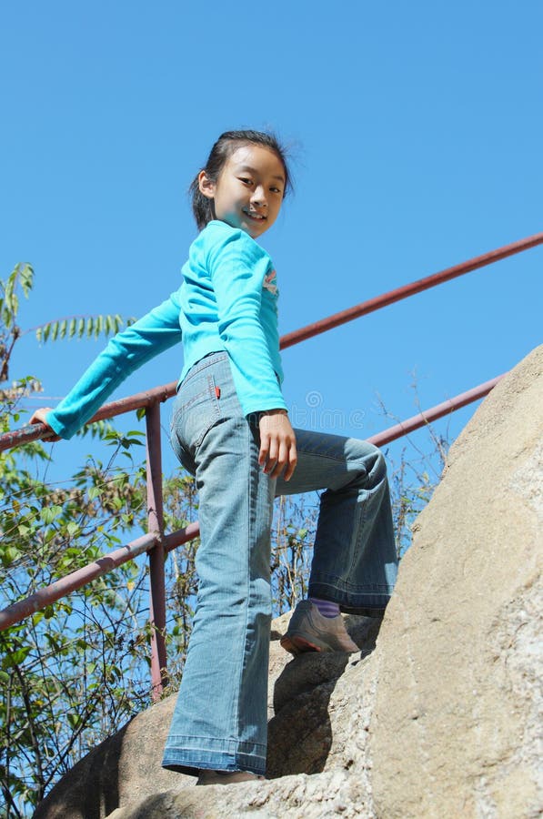 Fille chinoise dans s'élever de montagne images stock Fille chinoise dans s'élever de montagne images stock