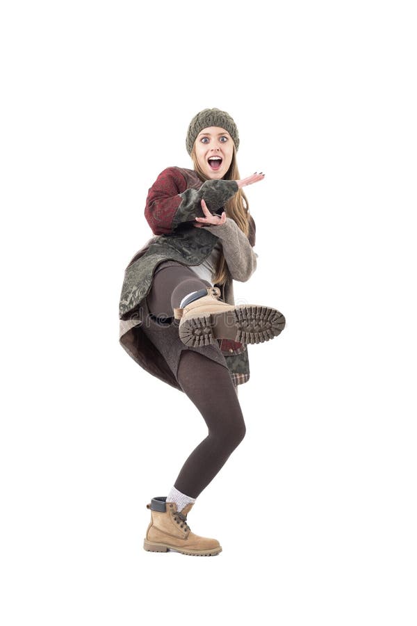 Fille comique espiègle géniale fraîche donnant un coup de pied la jambe dans le style de karaté photographie stock libre de droits Fille comique espiègle géniale fraîche donnant un coup de pied la jambe dans le style de karaté photographie stock libre de droits