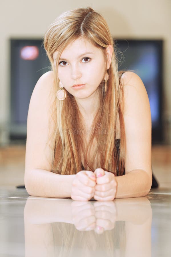 Fille contre la grande TV images stock Fille contre la grande TV images stock