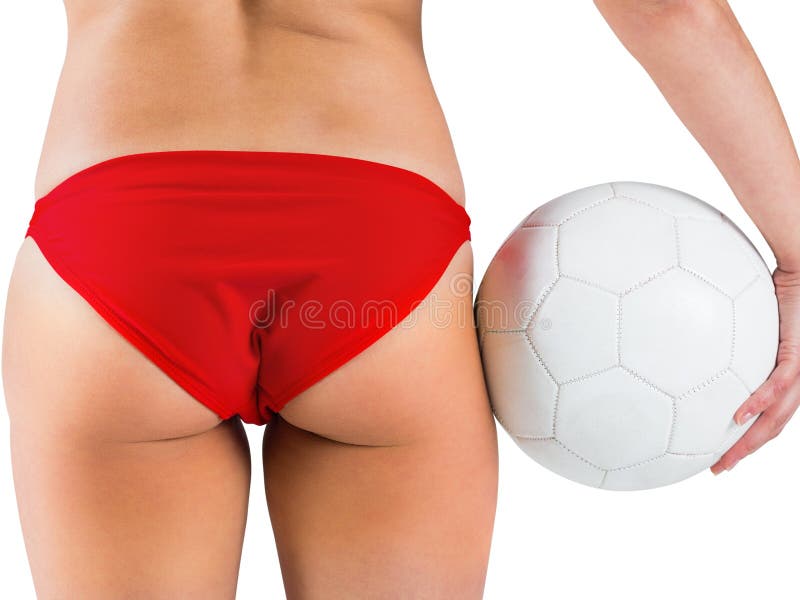 Fille convenable dans le bikini tenant le football photographie stock Fille convenable dans le bikini tenant le football photographie stock
