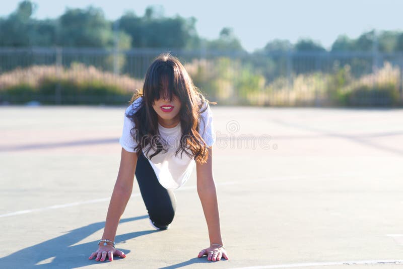 Fille convenable faisant l'exercice de planche ext?rieur pendant le jour d'?t? chaud de parc photos stock Fille convenable faisant l'exercice de planche ext?rieur pendant le jour d'?t? chaud de parc photos stock