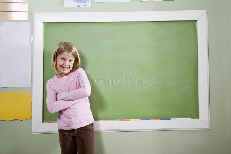 Coup D'oeil De Fille D'enfant Derrière Le Tableau Noir D'école Avec Le  Dessin De Craie, De Nouveau à L'école, Enfant Heureux Image stock - Image  du craie, dessiné: 155680469