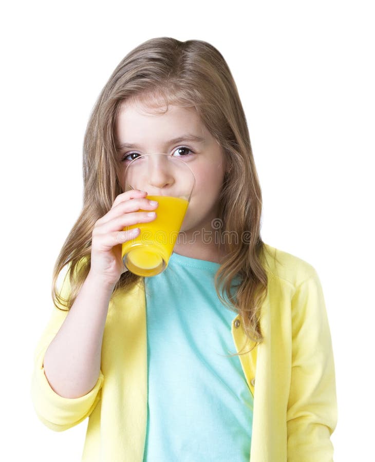 Fille d'enfant buvant du jus d'orange d'isolement sur le blanc photos libres de droits Fille d'enfant buvant du jus d'orange d'isolement sur le blanc photos libres de droits