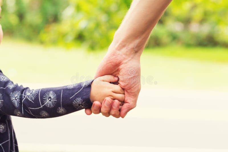 Fille d'enfant en bas âge tenant des mains avec son parent images libres de droits Fille d'enfant en bas âge tenant des mains avec son parent images libres de droits