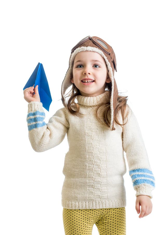 Fille d'enfant habillée comme pilote jouant avec l'isolant d'avion de papier photos stock Fille d'enfant habillée comme pilote jouant avec l'isolant d'avion de papier photos stock