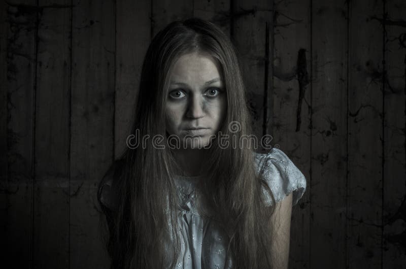 Fille d'horreur dans la robe blanche images stock Fille d'horreur dans la robe blanche images stock