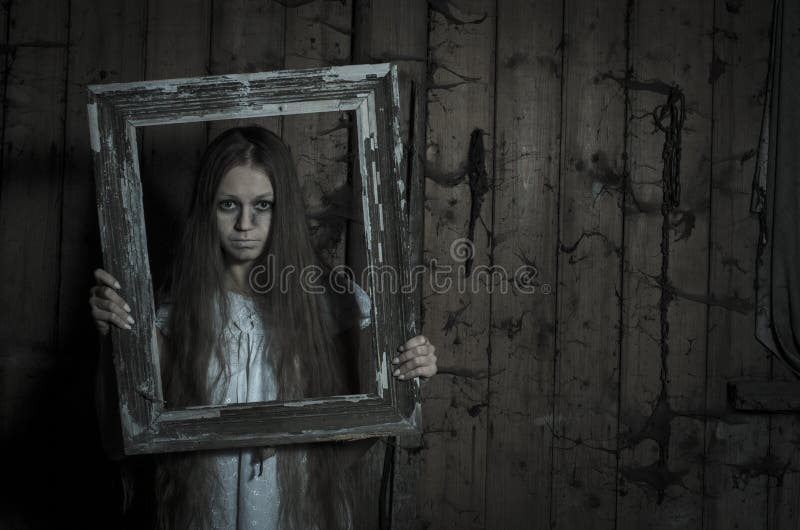 Fille d'horreur dans la robe blanche image stock Fille d'horreur dans la robe blanche image stock