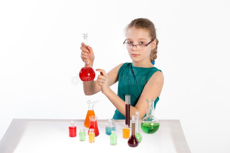 Fille en cours de chimie, cours de chimie photos libres de droits