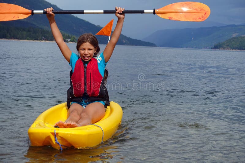 Fille dans le kayak