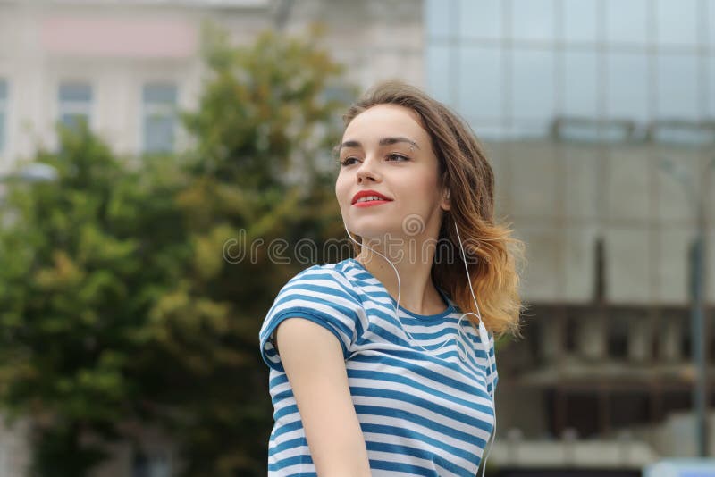 Download Fille Dans Le T-shirt écoutant La Musique Image stock - Image du urbain, heureux: 56475369
