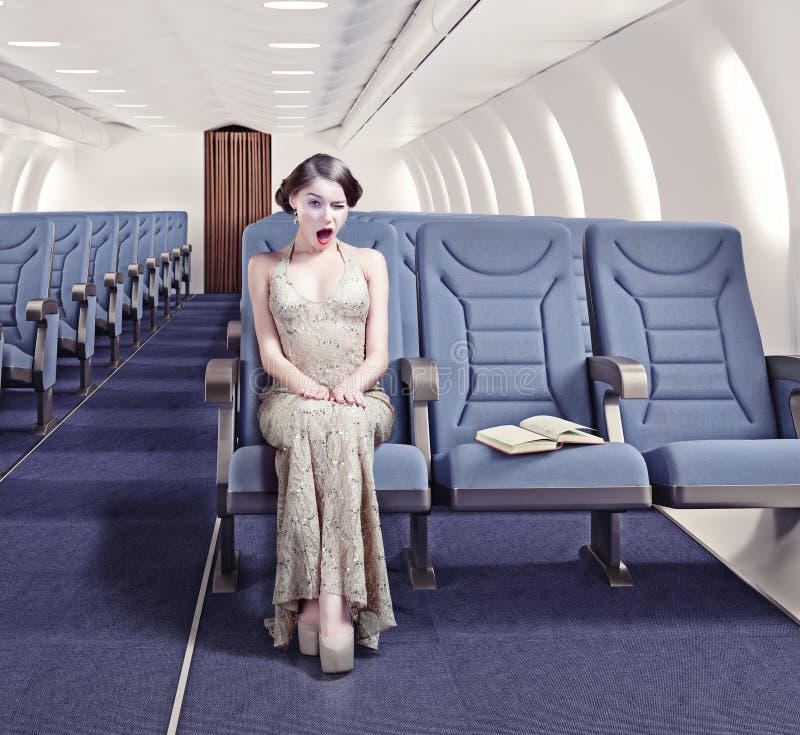 Fille dans un avion photographie stock libre de droits Fille dans un avion photographie stock libre de droits