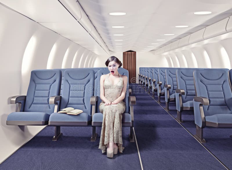 Fille dans un avion photographie stock libre de droits Fille dans un avion photographie stock libre de droits