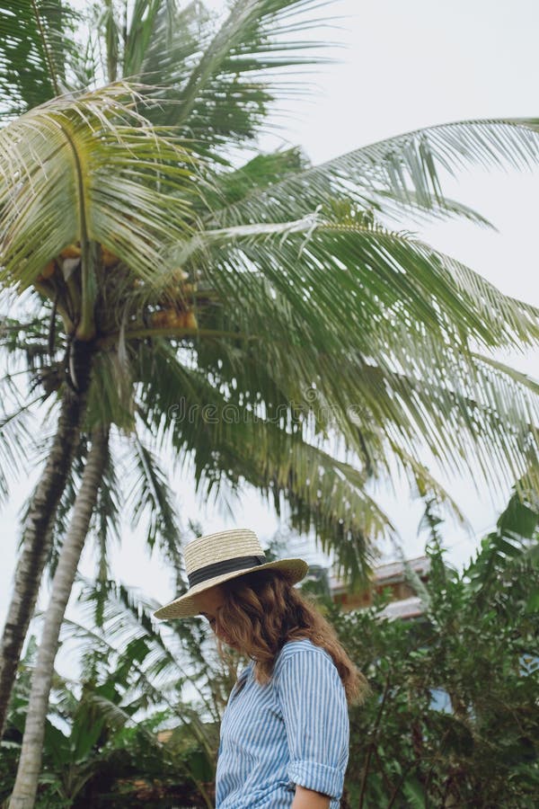 Fille dans un chapeau sur un fond d'un palmier photos stock