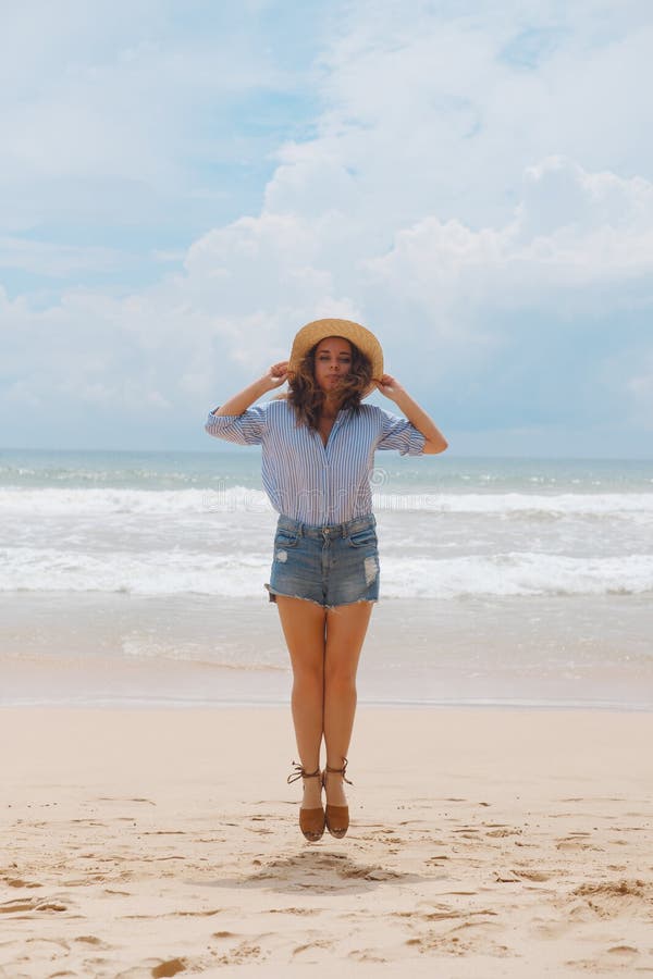 Fille dans un chapeau sur la plage image stock