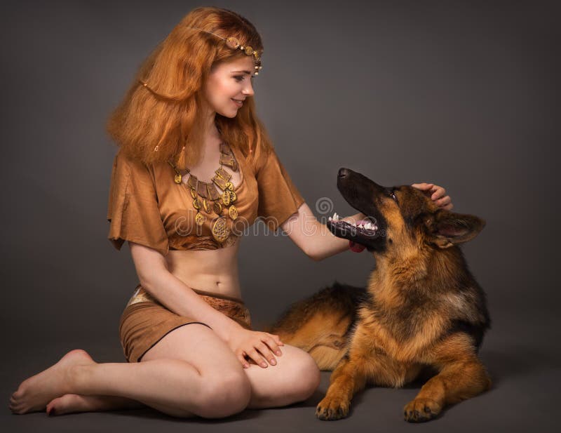 Download Fille Dans Un Costume Avec Un Chien Image stock - Image du shield, culture: 77153263