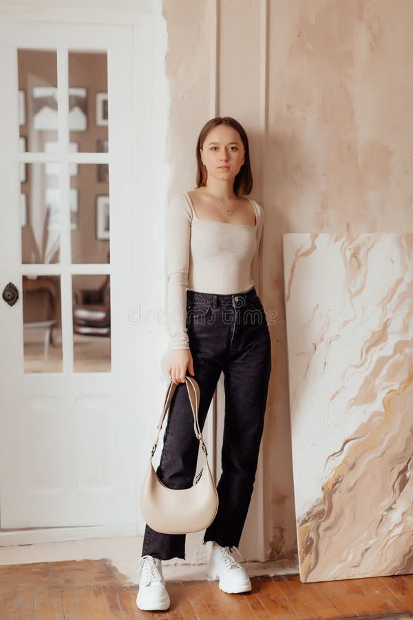 Fille Dans Un Ensemble De Printemps Branch De V tements