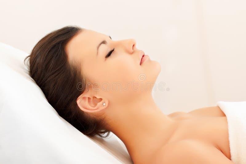 Fille dans un salon de beauté photo stock Fille dans un salon de beauté photo stock