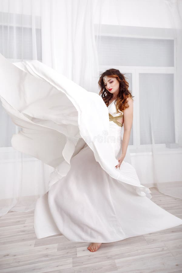 Fille dans une longue robe blanche photo stock Fille dans une longue robe blanche photo stock