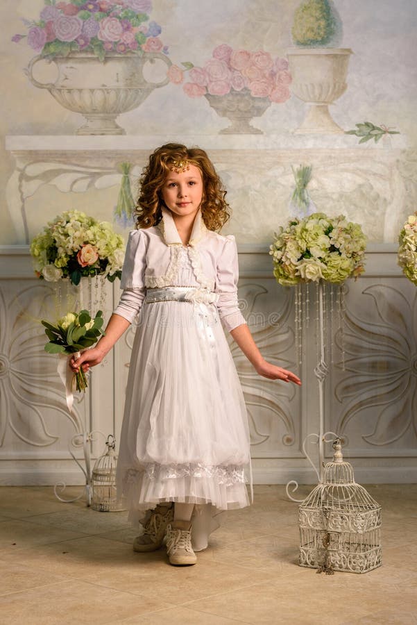 Fille dans une robe antique photos stock Fille dans une robe antique photos stock