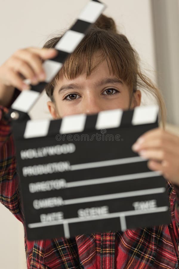 Fille de 10 ans avec un bardeau de cent dans des ses mains images libres de droits Fille de 10 ans avec un bardeau de cent dans des ses mains images libres de droits
